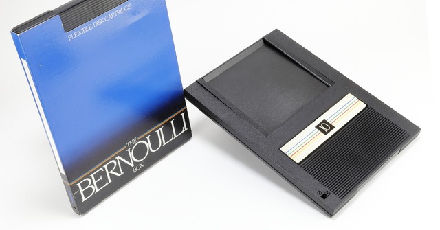 Iomega社初の製品、ベルヌーイ効果を利用した8インチ磁気ディスク「Bernoulli Disk」（10～20MB、1982年頃～）：ロストメモリーズ File013