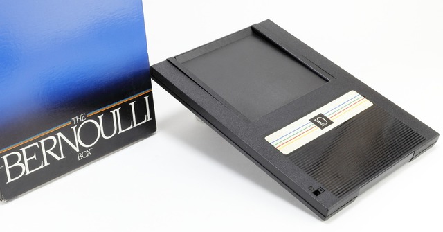 Iomega社初の製品、ベルヌーイ効果を利用した8インチ磁気ディスク「Bernoulli Disk」（10～20MB、1982年頃～）：ロストメモリーズ File013